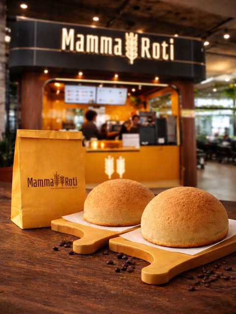 Outlet MammaRoti dengan dua coffee bun di atas meja