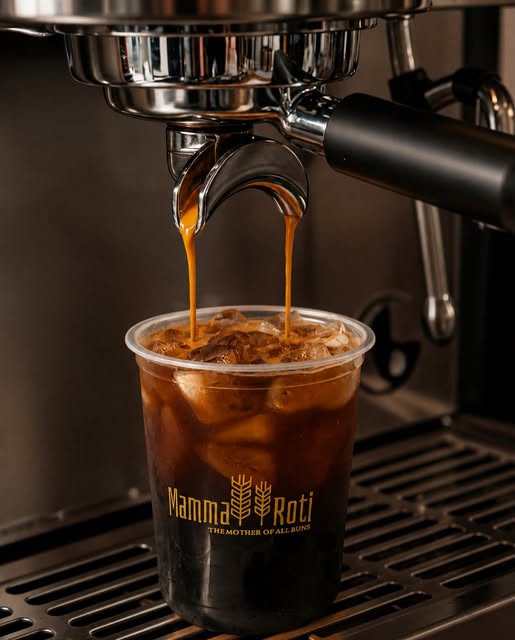 Espresso dituang ke gelas kopi MammaRoti