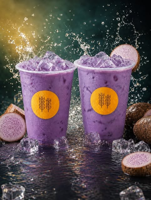 Dua gelas minuman taro ungu dengan es